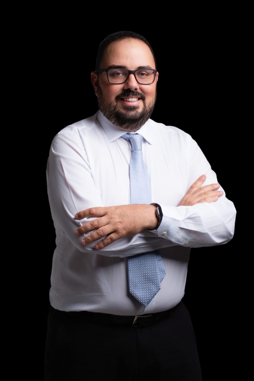 Gustavo Santos em retrato profissional com camisa clara