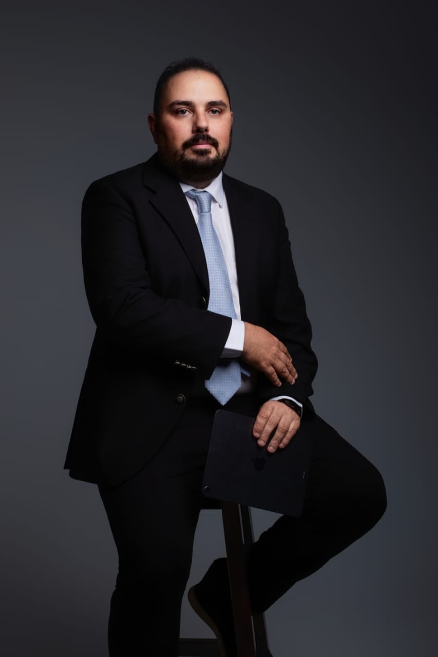 Gustavo Santos em retrato profissional de terno